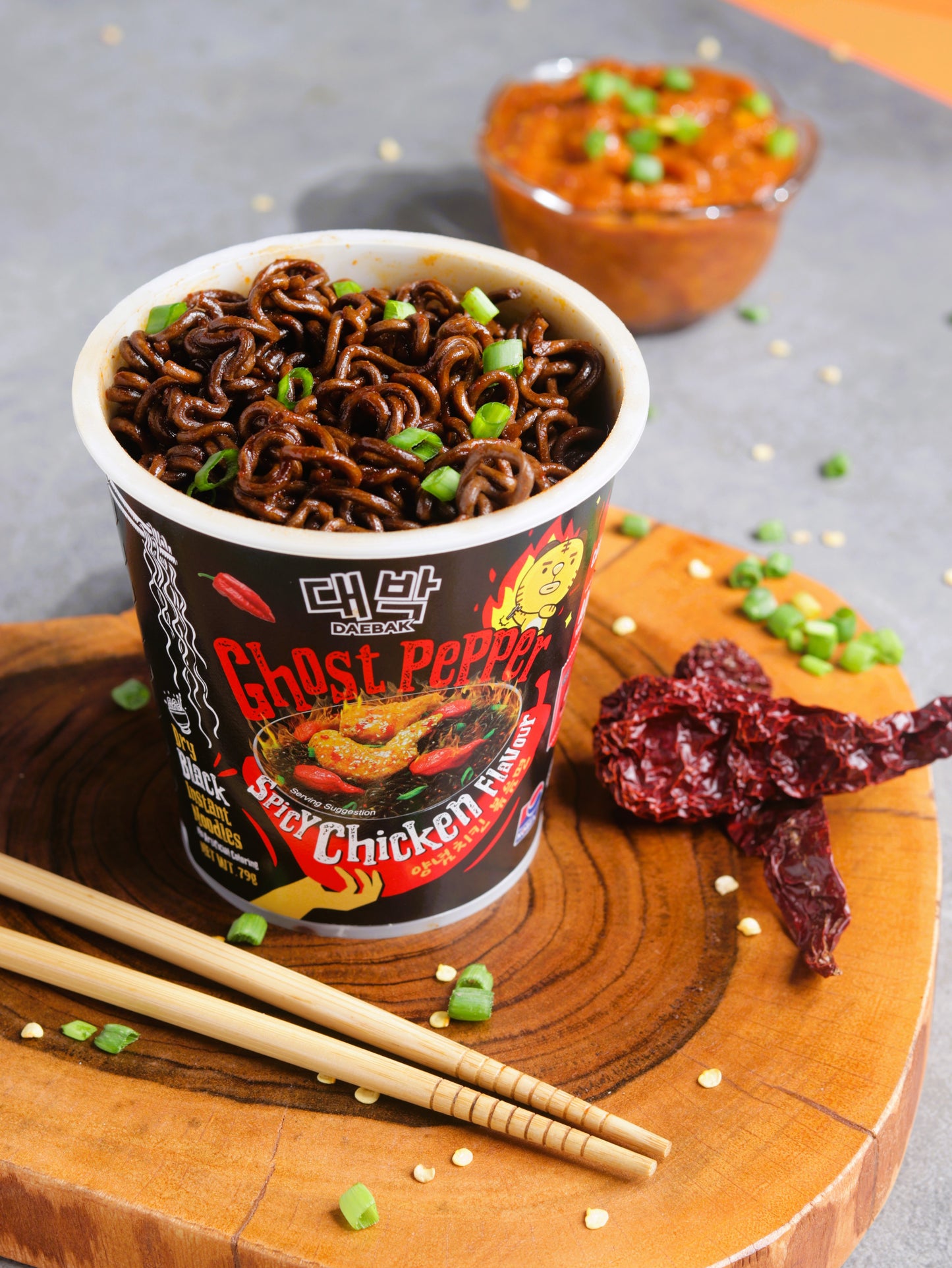 DAEBAK GHOST PEPPER SPICY CHICKEN FLAVOUR DRY BLACK INSTANT NOODLES CUP